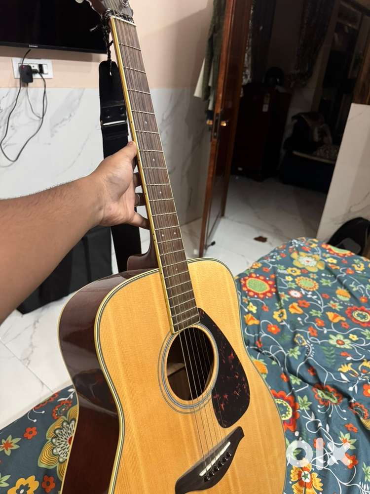 Brand new condition guitar yamaha fg820 urgent sale