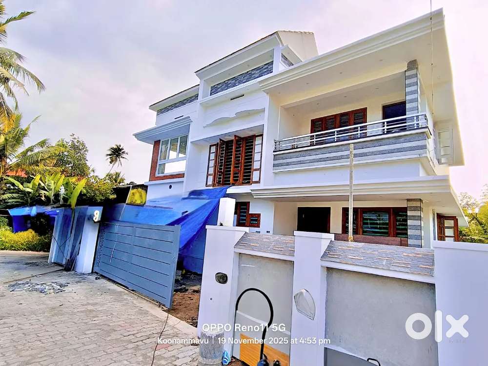 PREMIUM  HOUSE  EDAPPILLY   Near  Koonammav Highway PLOTT 5 Cent1.30Cr