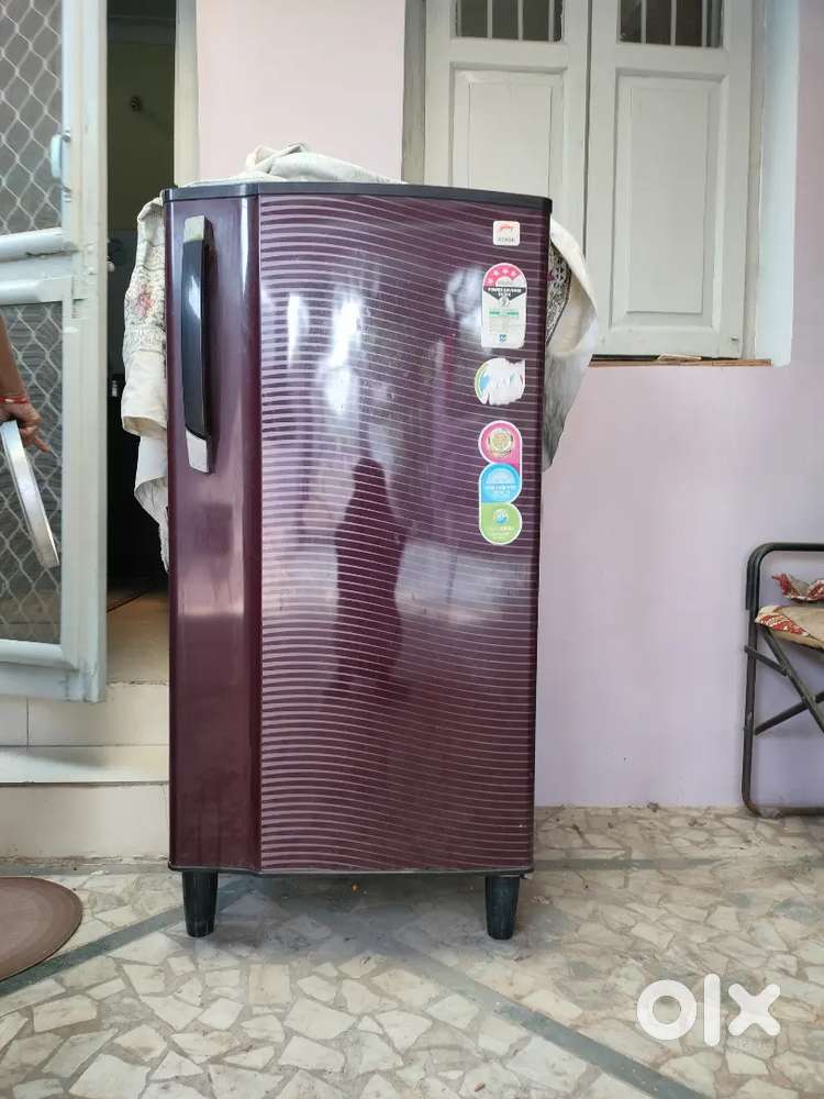 Single door working fridge available for sell