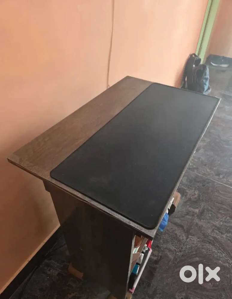 Computer table with Keyboard Tray