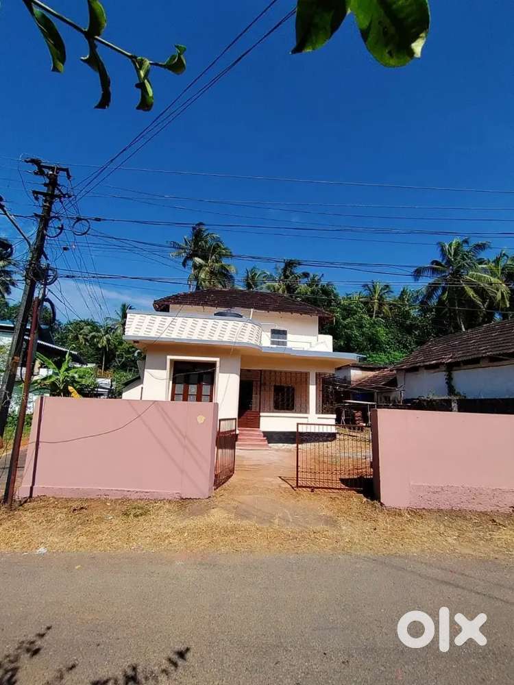 House / Godown for rent at Kunnamkulam near girls high school