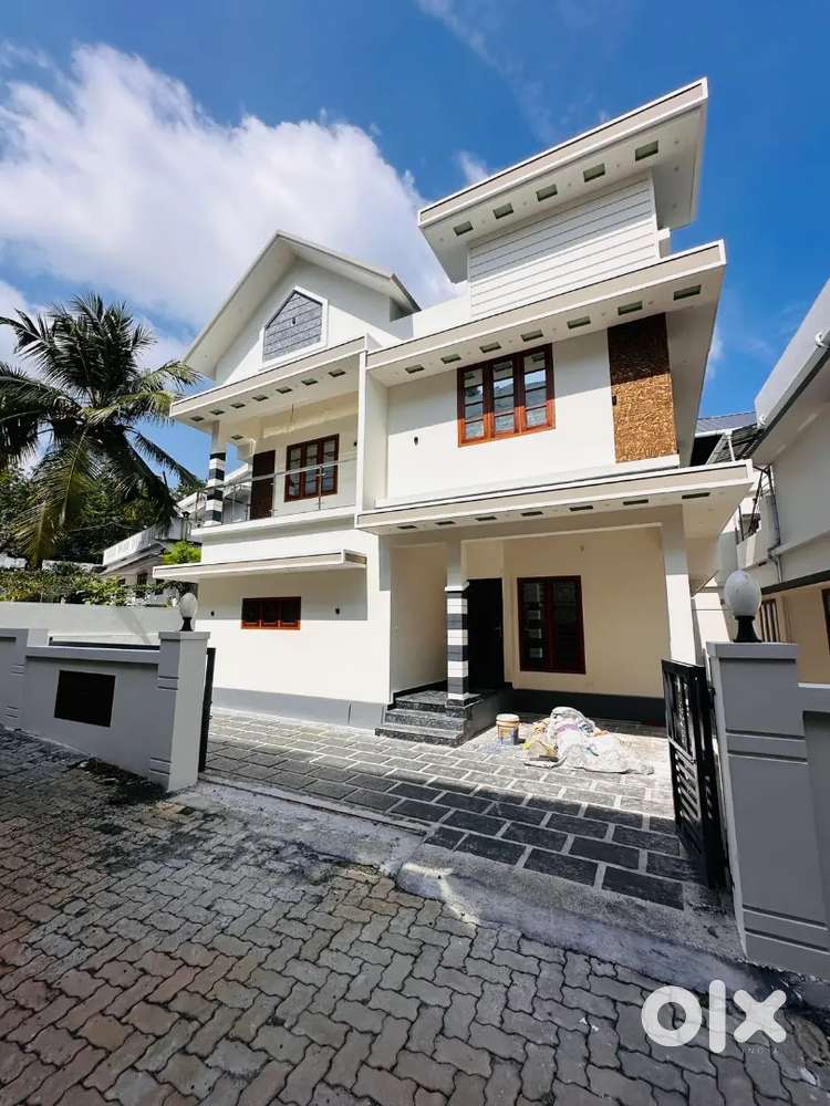 4.200 cent1850 Sqft 4Bhk Attached kizhakkambalam pukkattupady road