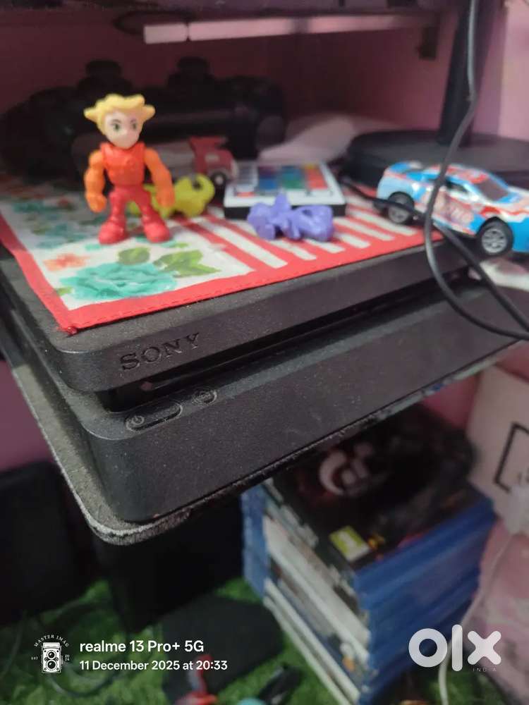 PS4 slim + 12 games + 2 controller