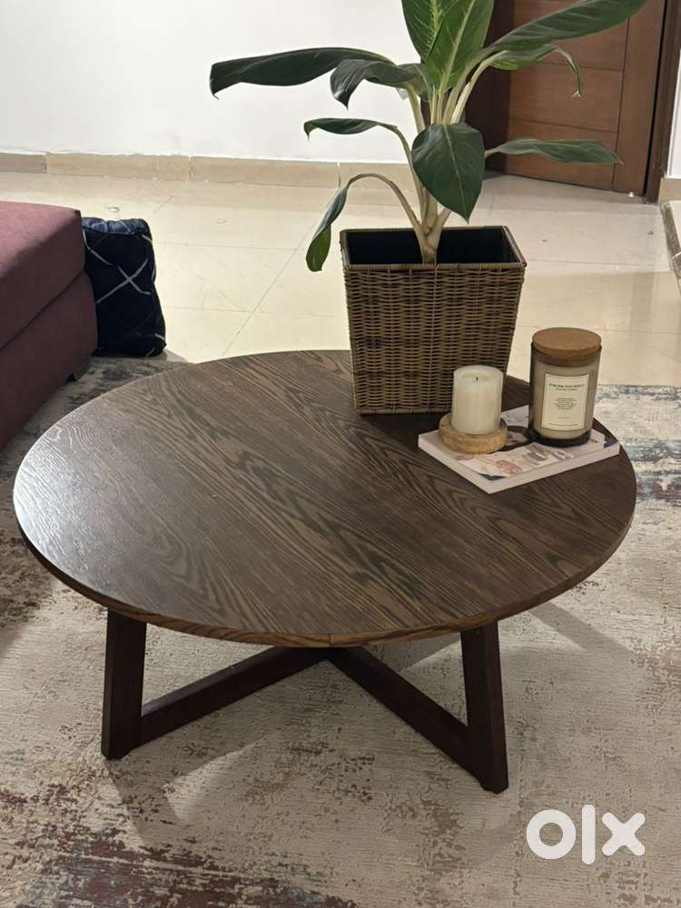 Walnut finish coffee table/centre table