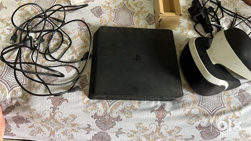 Playstation 4 2 remote with vr set