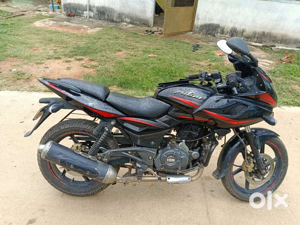 Bajaj pulser 220 ( BS4 ingine )
