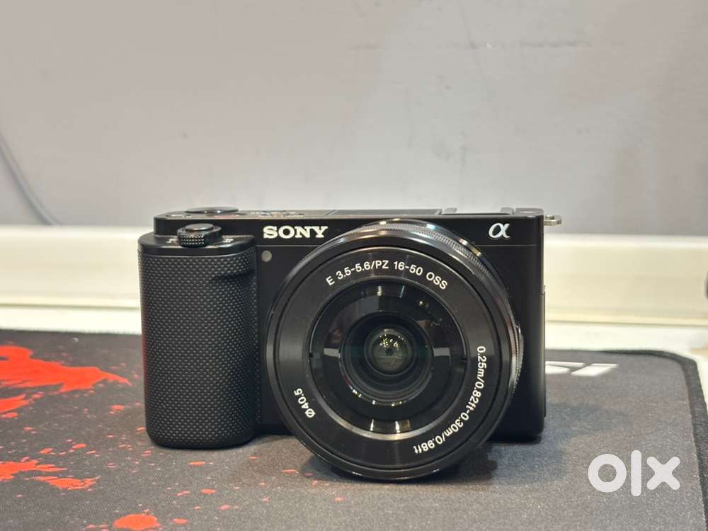 SONY ZV -E10 MIRRORLESS CAMERA WITH LENSE