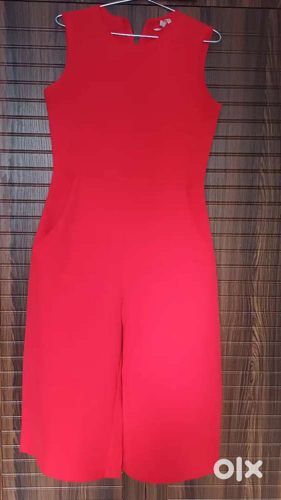 Elegant Red Sleeveless Jumpsuit – Tailored Fit, Hardly Worn!