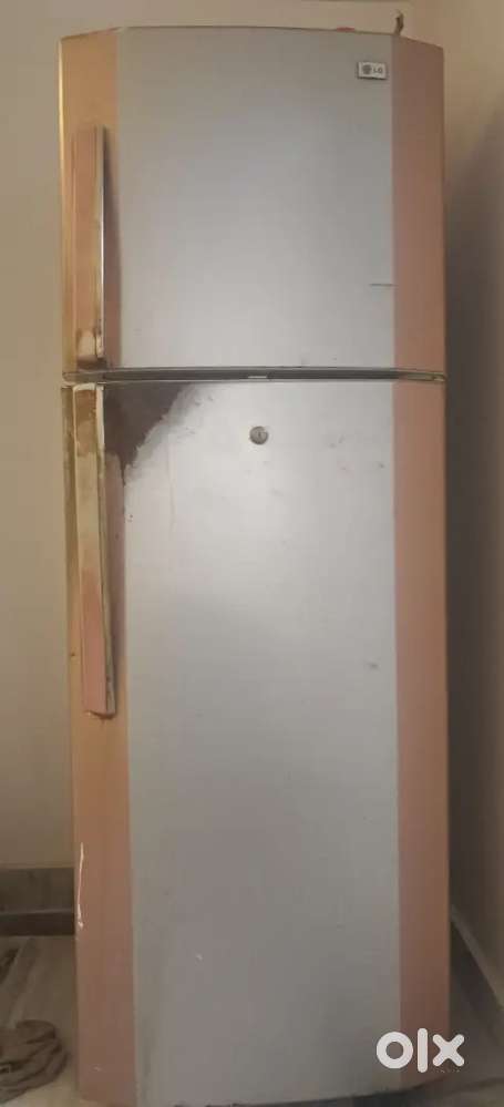 Double door refrigerator