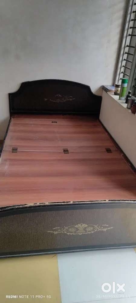 4X6 Wooden bed with storage