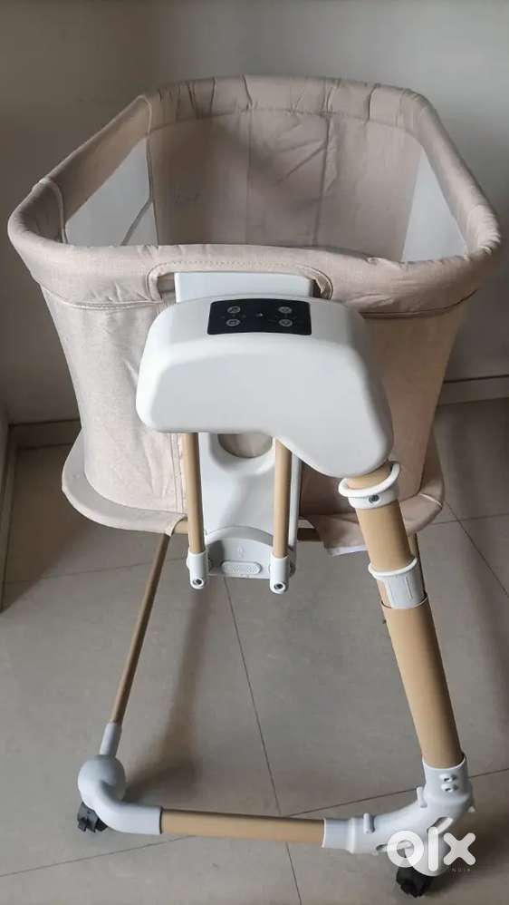 Baccho ko sulane ya aram karne ke liye electric jhula