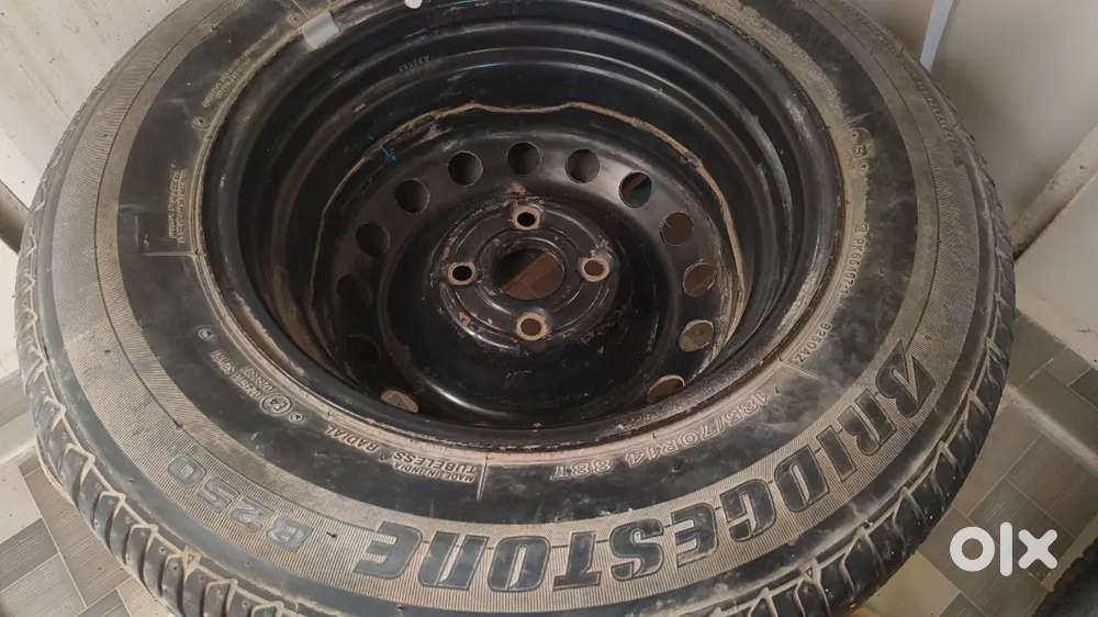 BRIDGESTONE 185/70 R14  tyre with rim and Car jockey