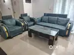 8 months old excellent 5 seater sofa set with center table