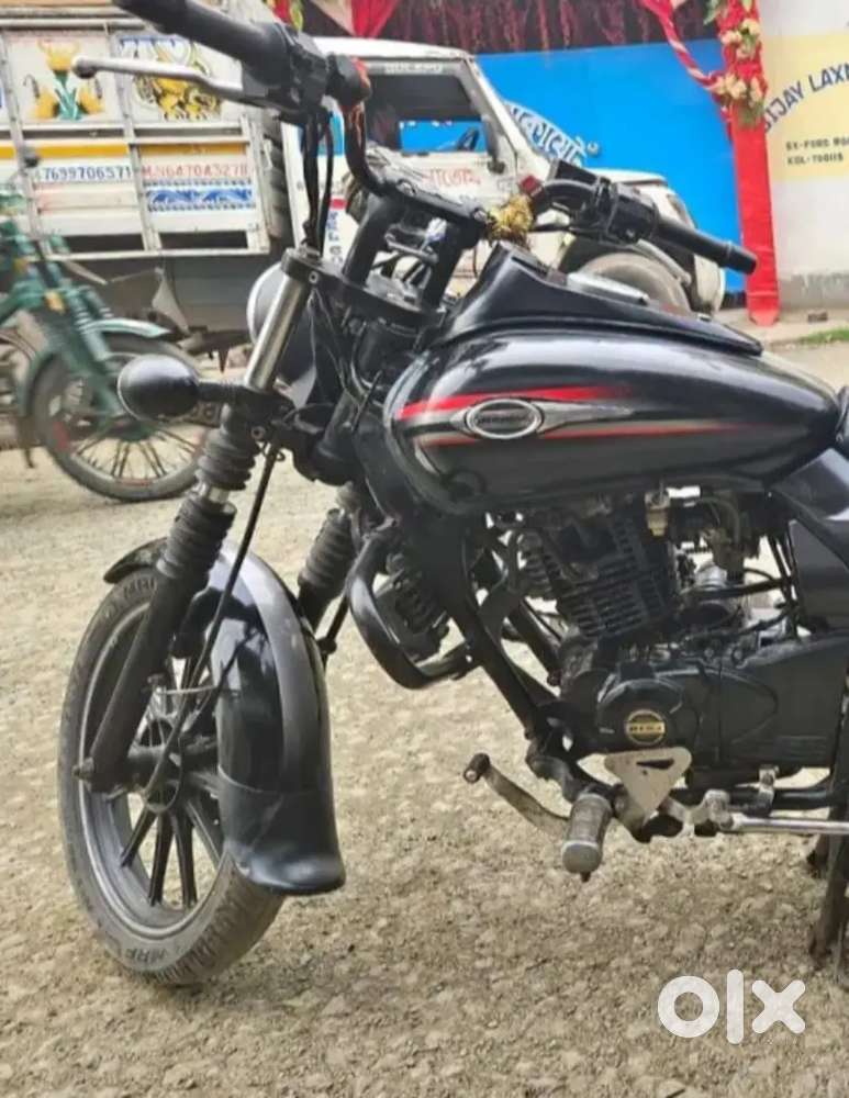 Bajaj Avenger 220 street