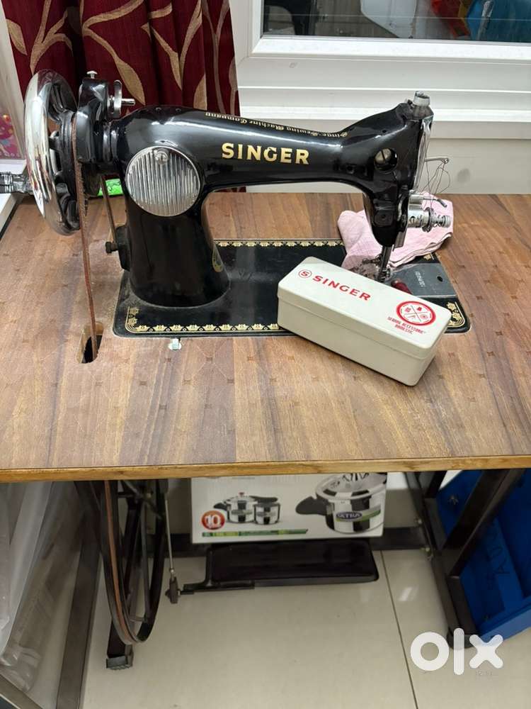 Singer Sewing Machine with Pedal