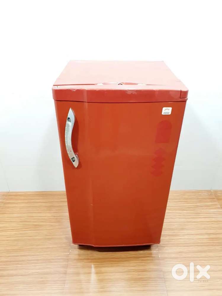A single-door fridge, also known as a one-door refrigerator, il