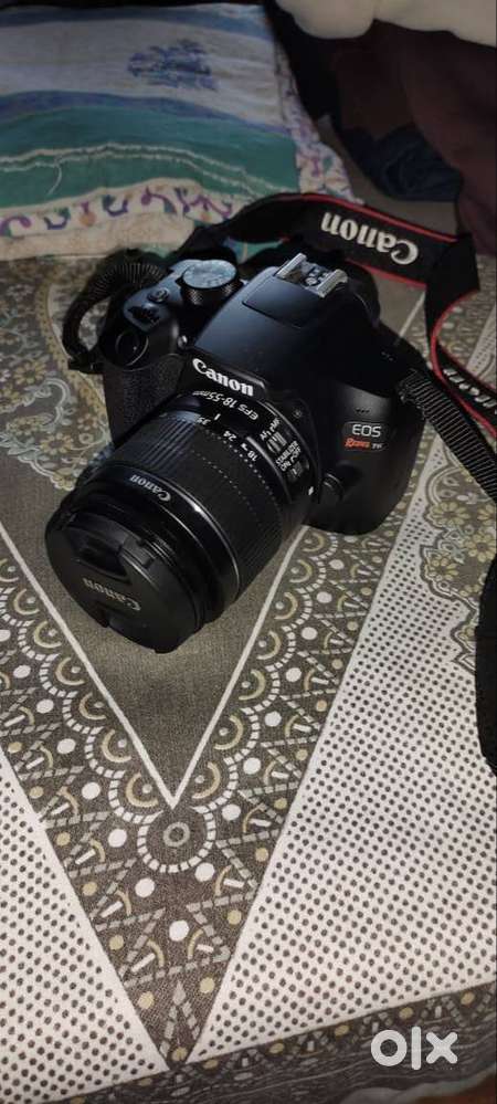 DSLR camera REBEL T6