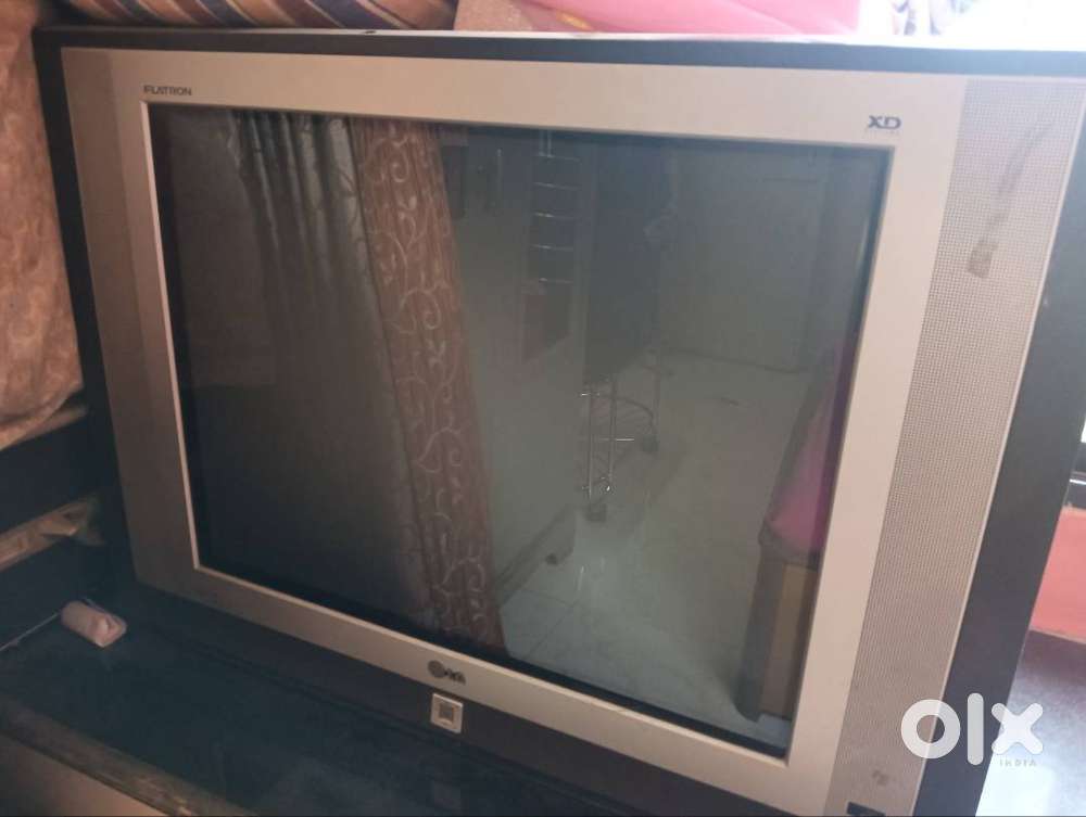 Old style LG falt screen TV with glass table