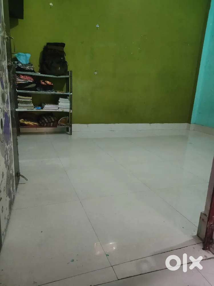 कमरा खाली है बैरहना में