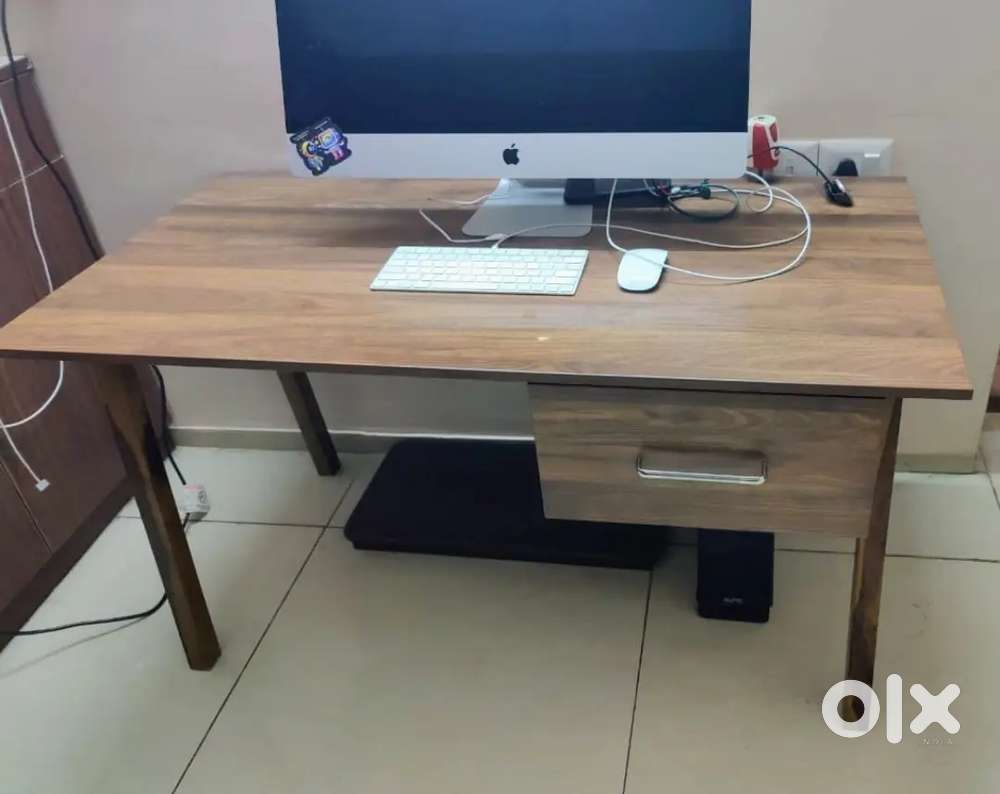 Computer table