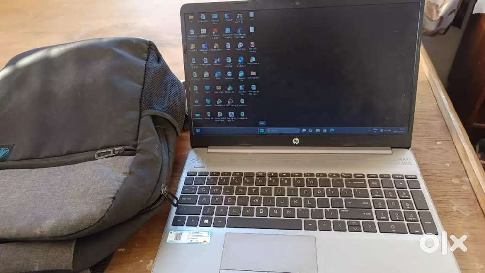 Selling my 4 months old hp laptop