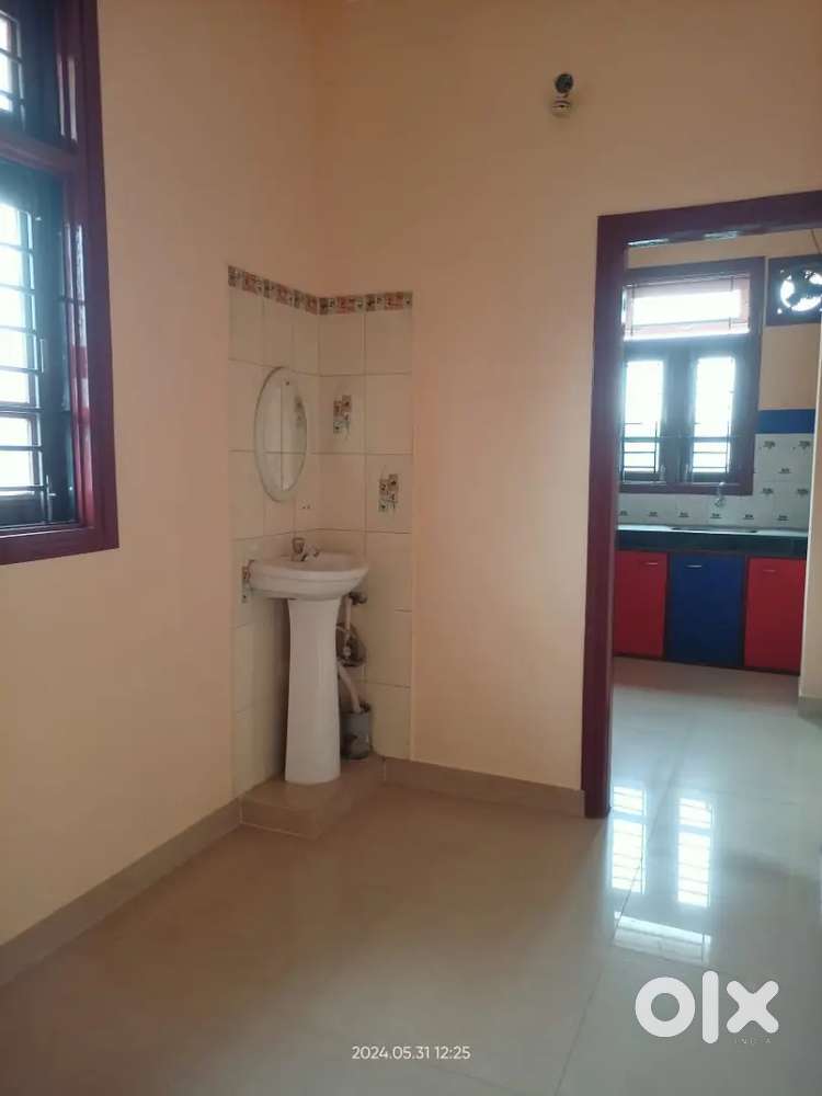 Fully independent 2bhk 2bathroom flat at silpukhuri fully tiles floor