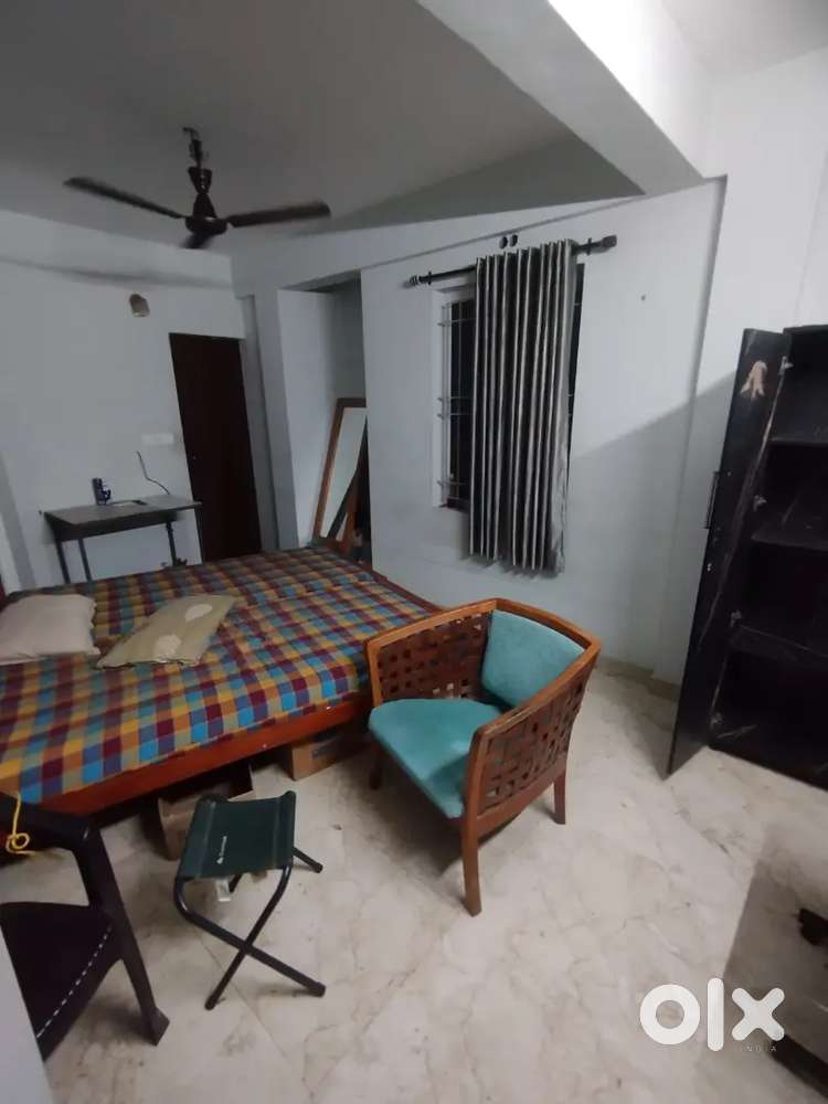 BACHLERS OR COUPLES ALLOWED