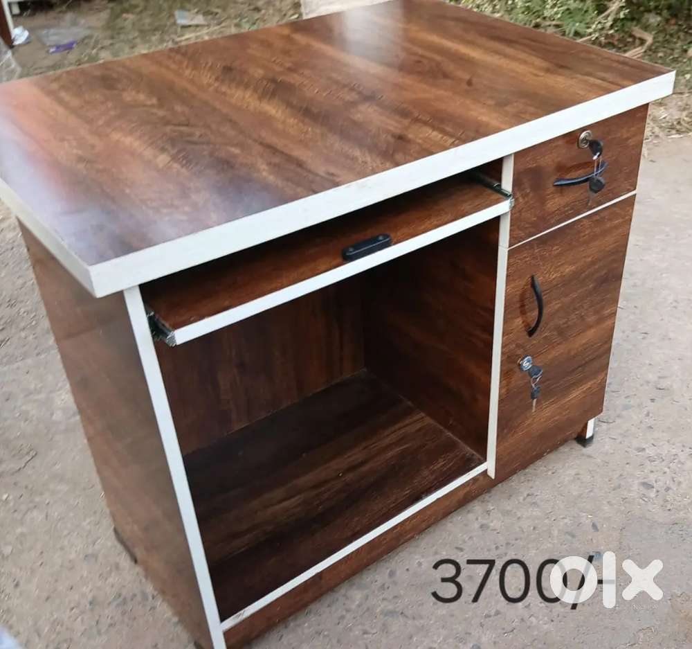 Wardrobe and computer table for sell