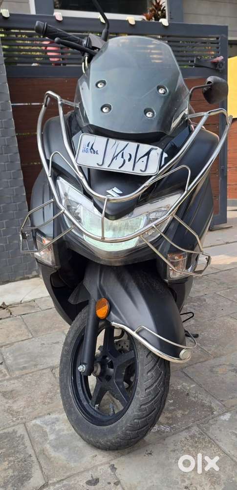 Burgam street 125 Digital connect only 3700 km driven . Dealer exuse