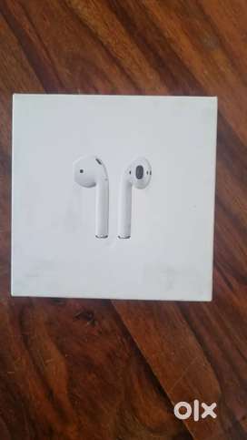 Apple Airpods 2 - Charging case and left airpod only