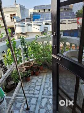 2 bhk flat for sell in aliganj 1 km from kapoorthala 500 meterpuraniya