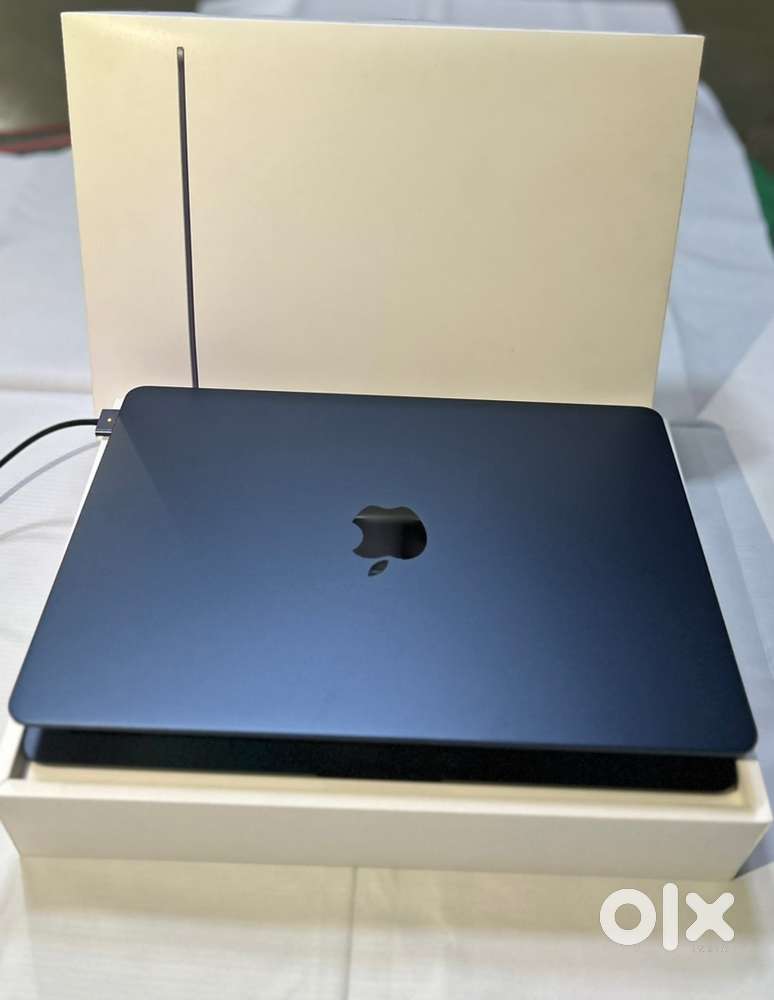 LIKE NEW - 13″ MacBook Air M3 16GB 256GB SSD 2025 2YEAR APPLE CARE