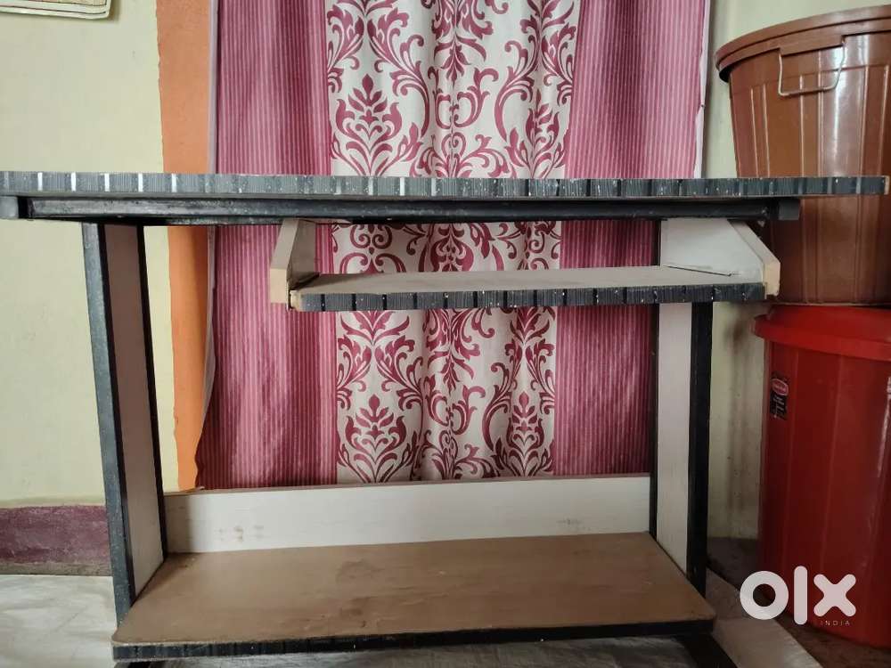 Computer table