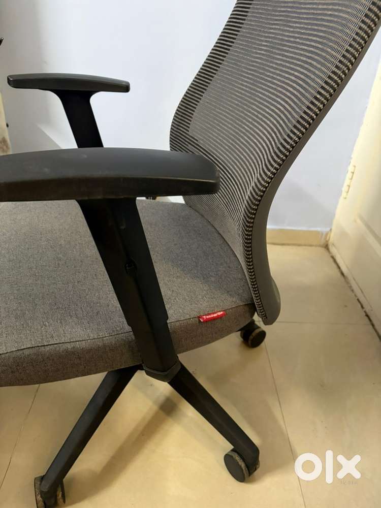 Sellinf Featherlite office chair