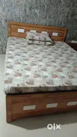 પ્લાયવુડ નો ડબલ બેડ ગાદલા સાથે આપવાનો છે