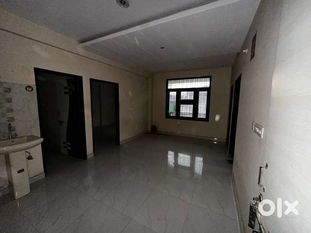 1 room awailable in 3 bhk flat other2 rooms are occupied with girls