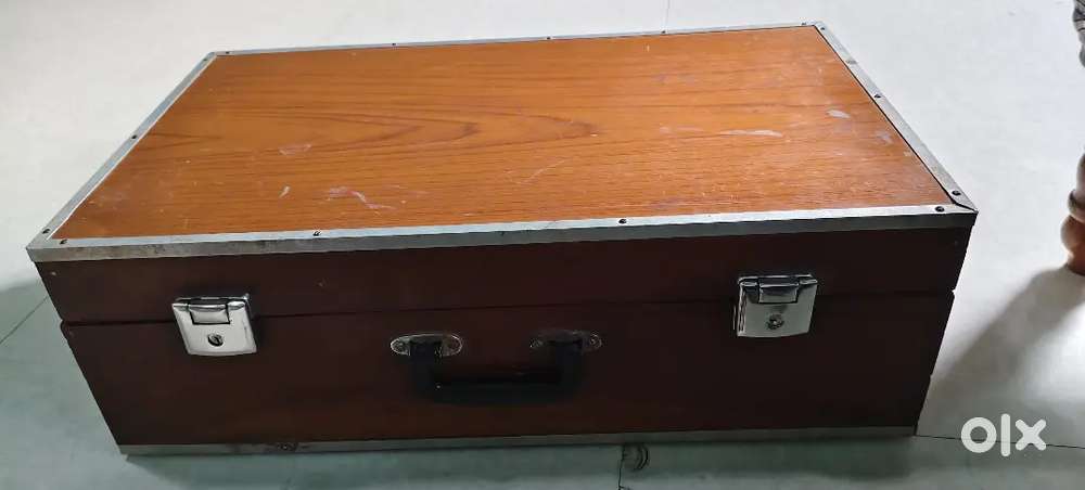 Old Harmonium bechna hai