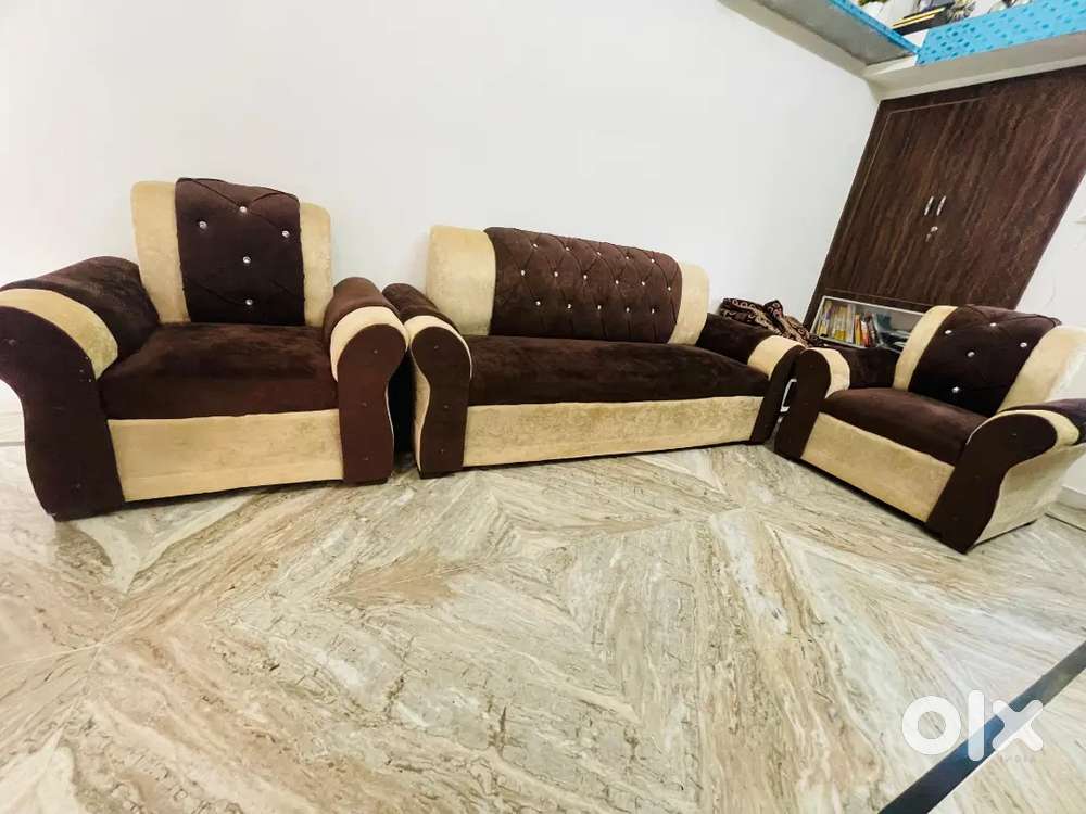 5 seater sofa., sath me cover bhi., well okk condition.,urjent sell