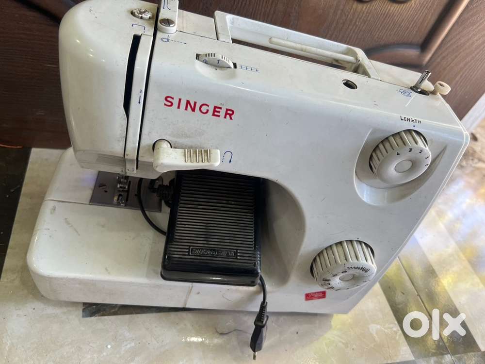 SINGER FASHION MAKER SEWING MACHINE USED IN GOOD CONDITION