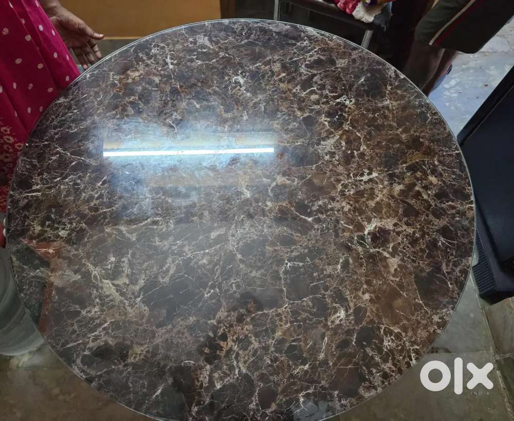 3yrs old 4 seater dining table