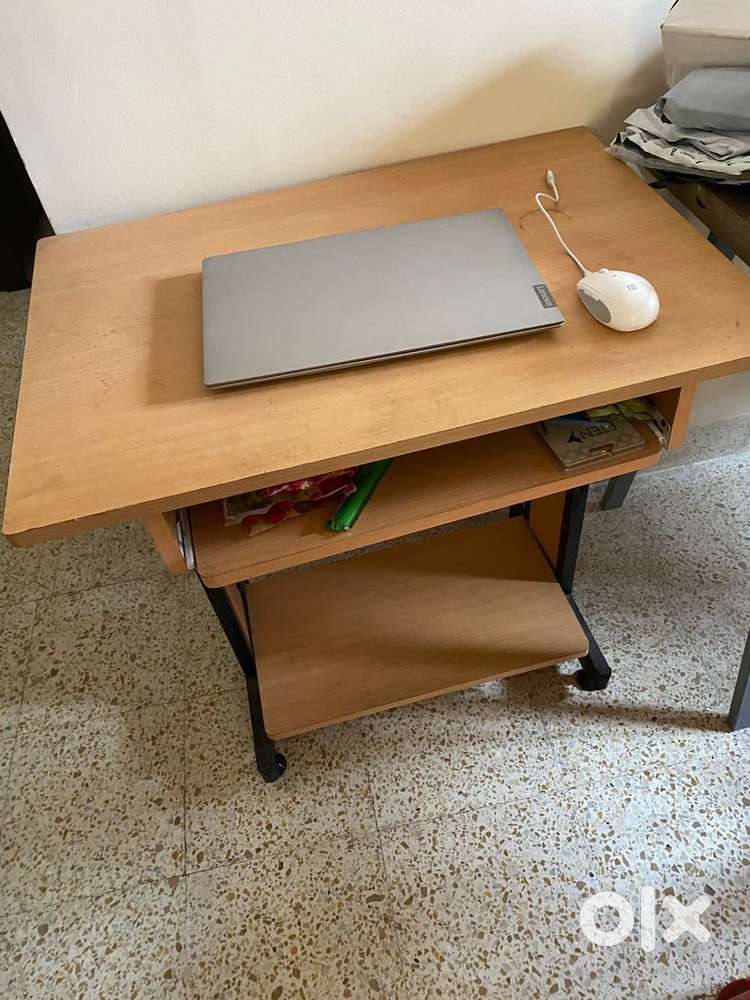 Computer workstation  table in Good Condition