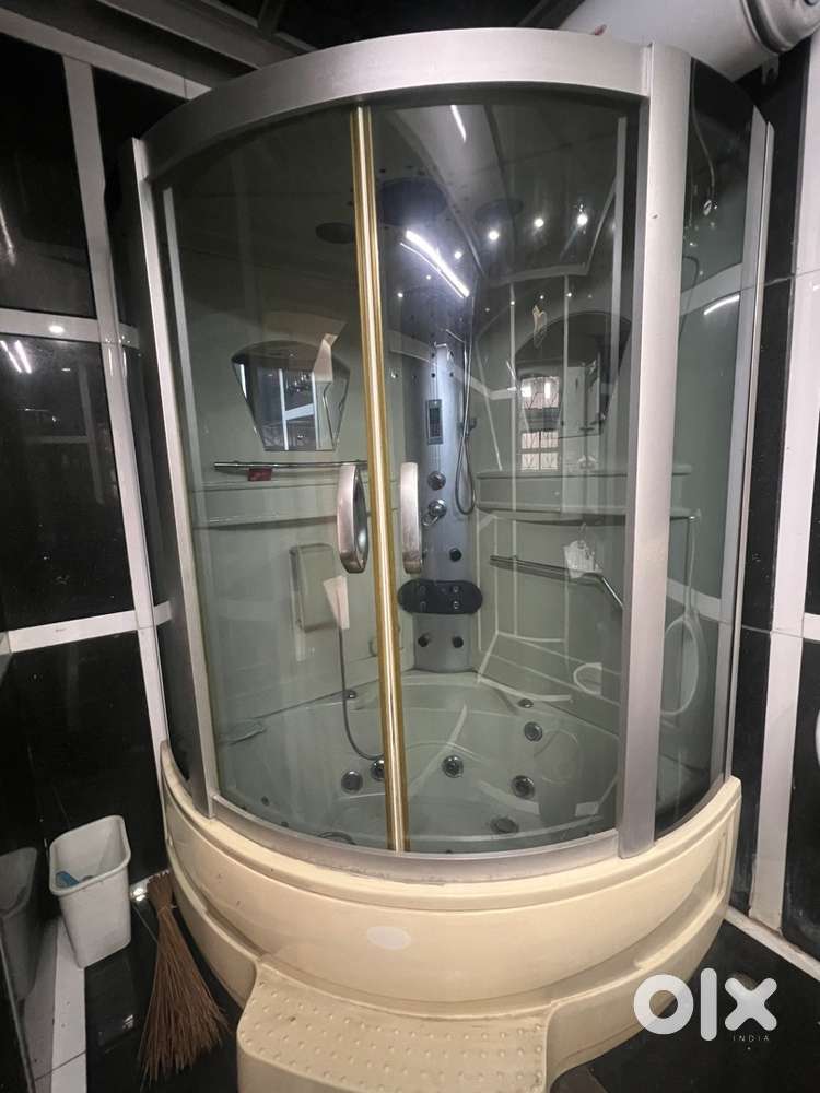 White Acrylic Multifunctional Steam Shower Room – Excellent Condition