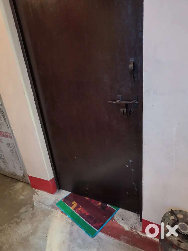 2bhk flat h jisme ek room Khali h