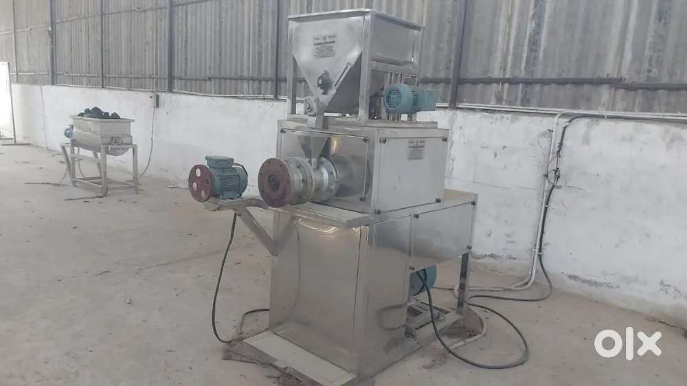 Animal feed pallet machine