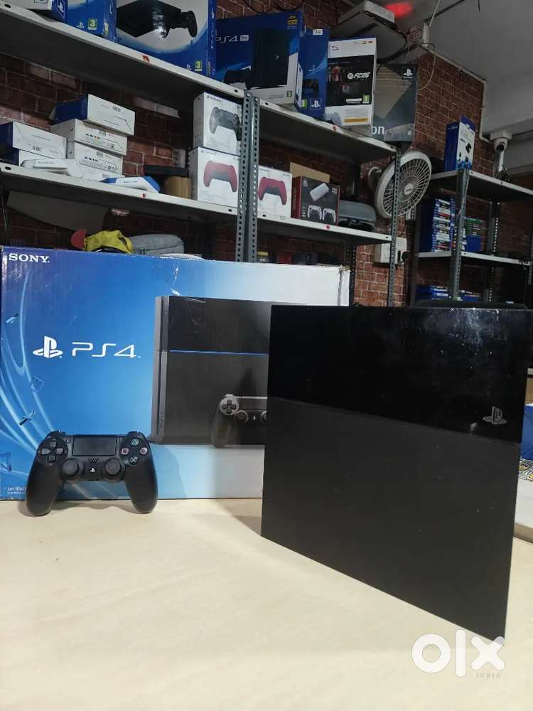 Playstation 4 standard ps4 with 20 games 1 year warranty