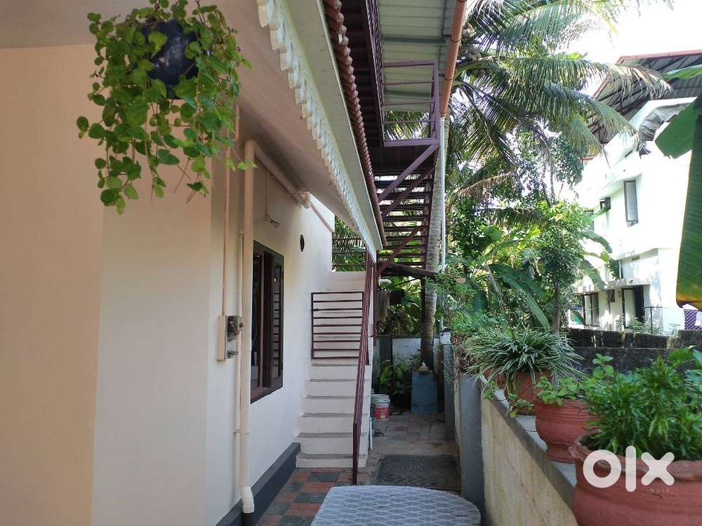 House for Rent between Vytilla and Kundannoor, Ernakulam.