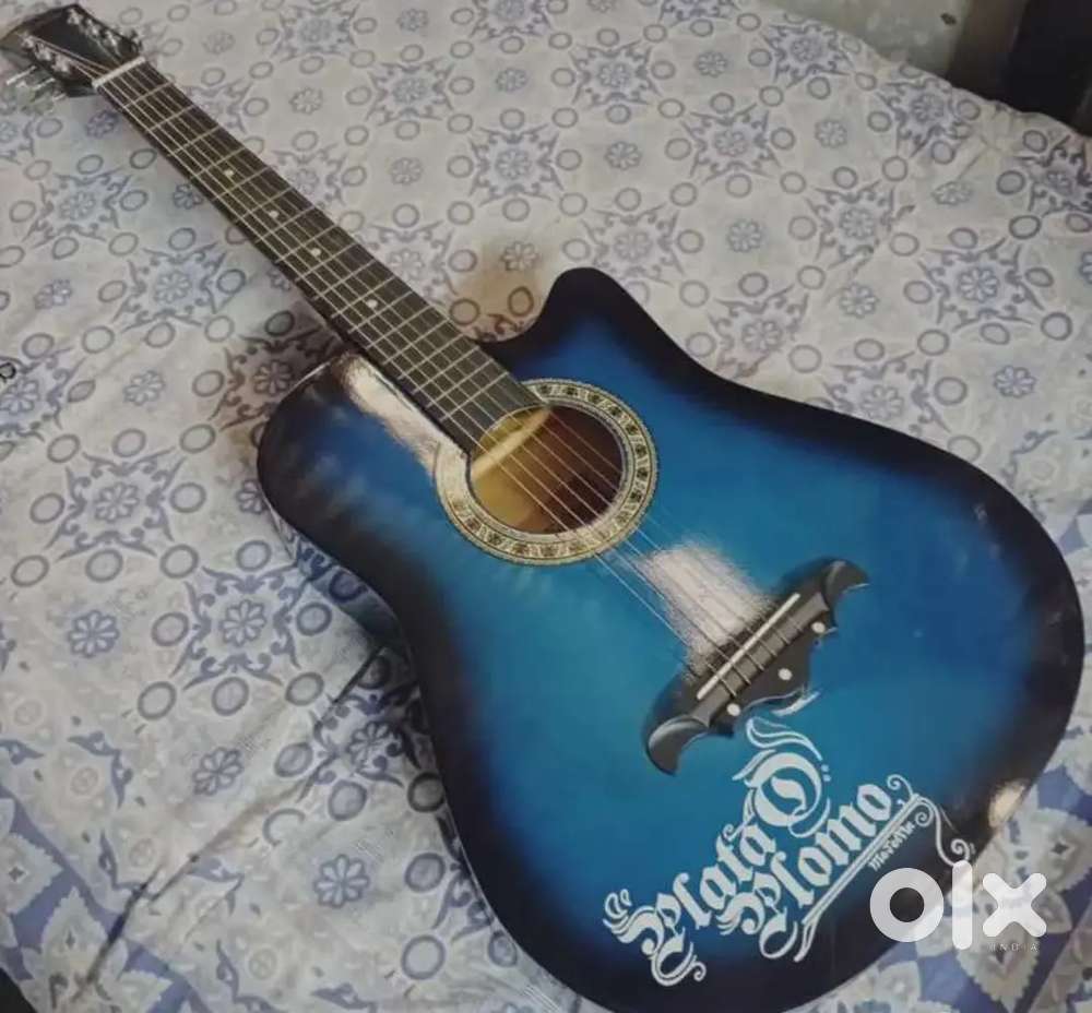 New offer, with free strap, pick and heavy padded bag