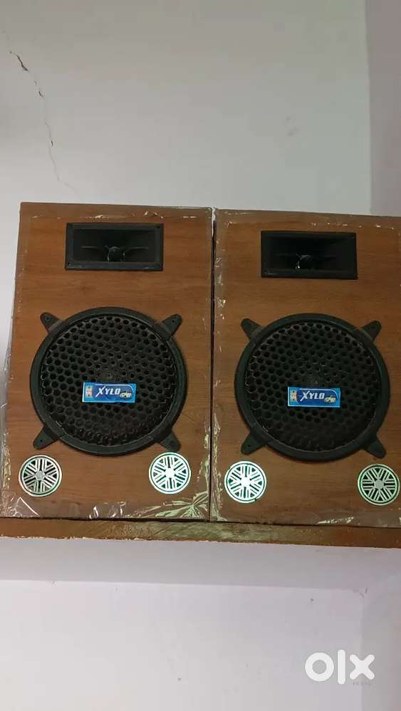 2 speaker and 1 amplifier  (8 month old )