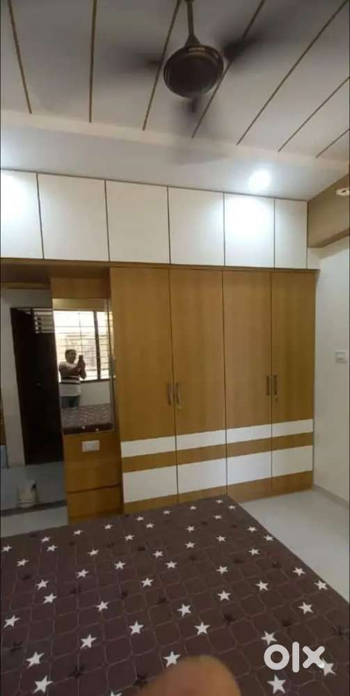 फलेट ओफिस शोरूम में फर्नीचर कलर्स पीओपी ऐंड ओल वकॅ समाधान