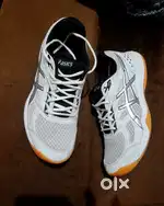 Asics tennis badminton court shoes size 9 in new condition.